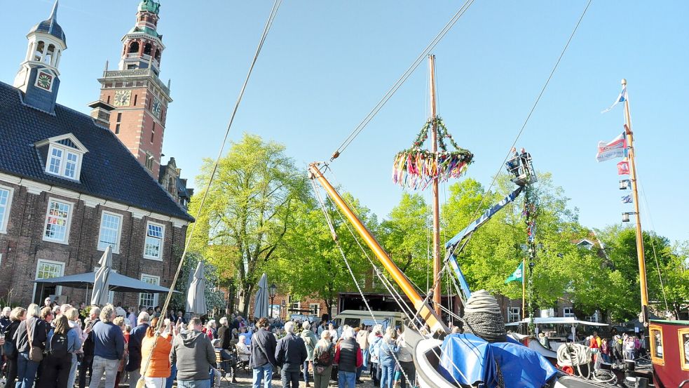 „Maiboom wor´t am moisten is“ hieß es auf dem Waageplatz in Leer. Das Schipper Klottje hat seinen „Maibaum achter d‘ Waag“ aufgestellt – ein Treffpunkt für Jung und Alt. Foto: Bodo Wolters