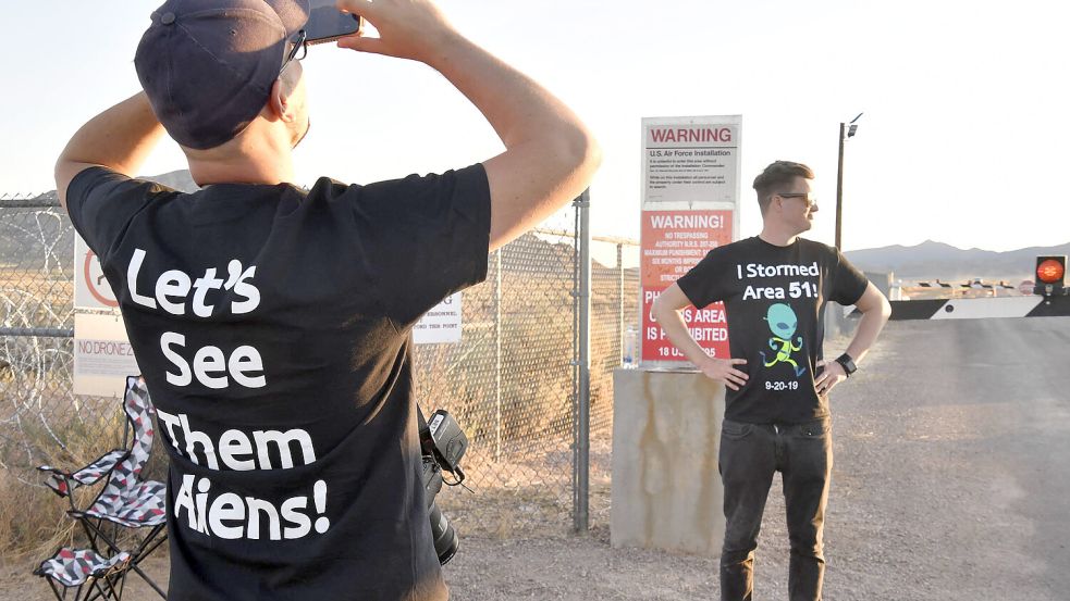 Alien-Fans am Eingang zu der berüchtigten Area 51. Foto: imago images/ZUMA Press