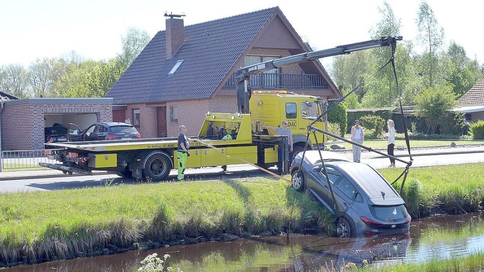Ein Abschleppwagen barg den Hyundai in Ostrhauderfehn aus dem Wasser, nachdem er in die Wieke gerollt war. Foto: Georg Bartsch