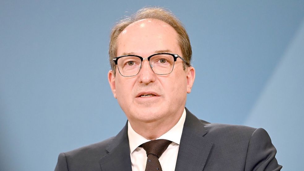 Bundesinnenminister Alexander Dobrindt (CSU) wertet die gesunkene Zahl von Asylerstanträgen als Erfolg. (Archivfoto) Foto: Markus Lenhardt