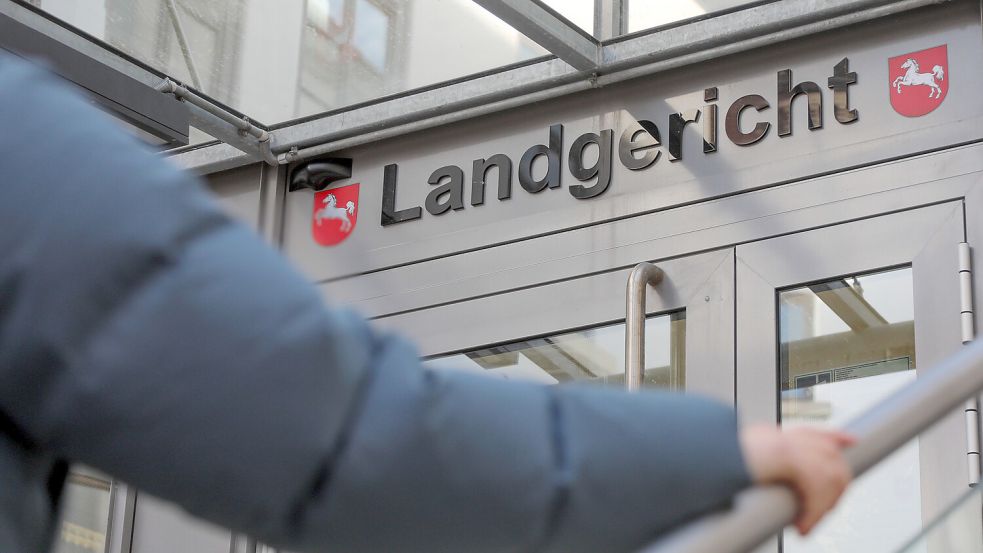 Vor dem Landgericht Aurich wurde ein Mann zu einer jahrelangen Haftstrafe verurteilt. Foto: Romuald Banik