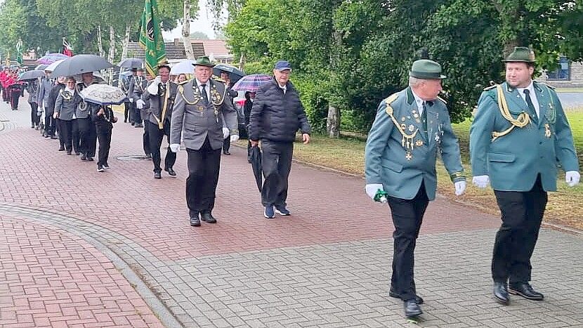 Einer der Höhepunkte während des Schützenfestes in Flachsmeer ist der Festumzug. Foto: Schützenverein Flachsmeer