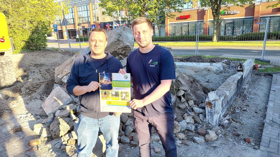 Cedric Lorra (links) und Julian Buchholz leiten das Organisationsteam des Zeltlagers NeuAuWieWitt. Von den Zelten und der Ausrüstung ist nach dem Brand nahezu nichts mehr übrig. Trotzdem findet das Zeltlager im Juli statt. Foto: Karin Böhmer