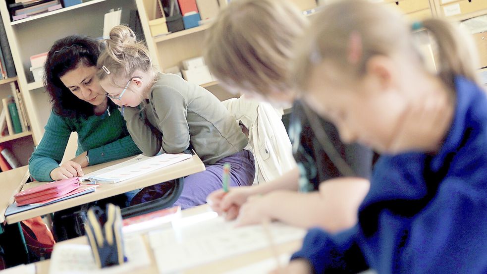 Schulhelfer, wie hier in Aachen, betreuen auch im Landkreis Aurich Kinder mit Handicaps im Unterricht. Foto: DPA