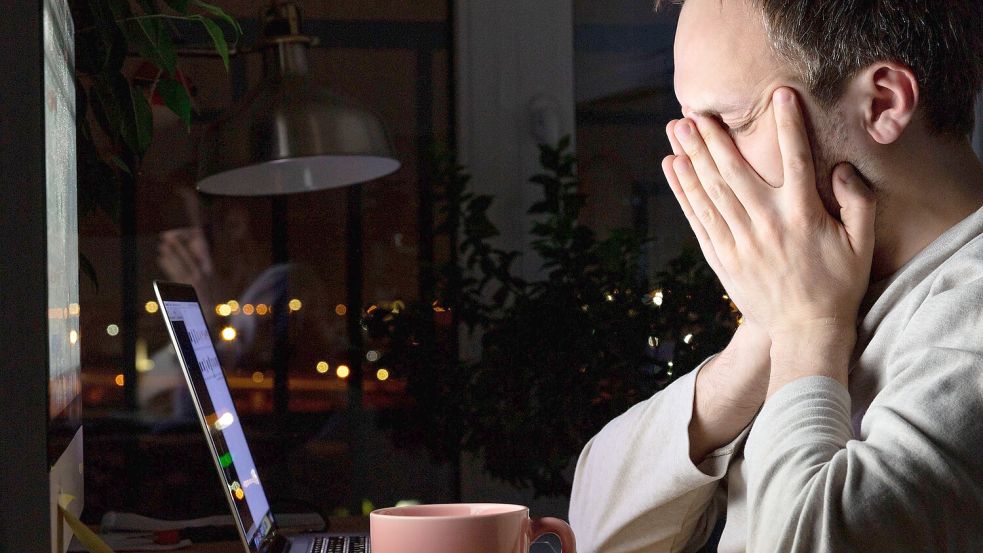 Eine aktuelle Studie zeigt: viele Menschen wünschen sich einen konstruktiveren Umgangston im Netz – ziehen sich aber zugleich aus virtuellen Diskussionen zurück. Foto: IMAGO/Dmitrii Marchenko