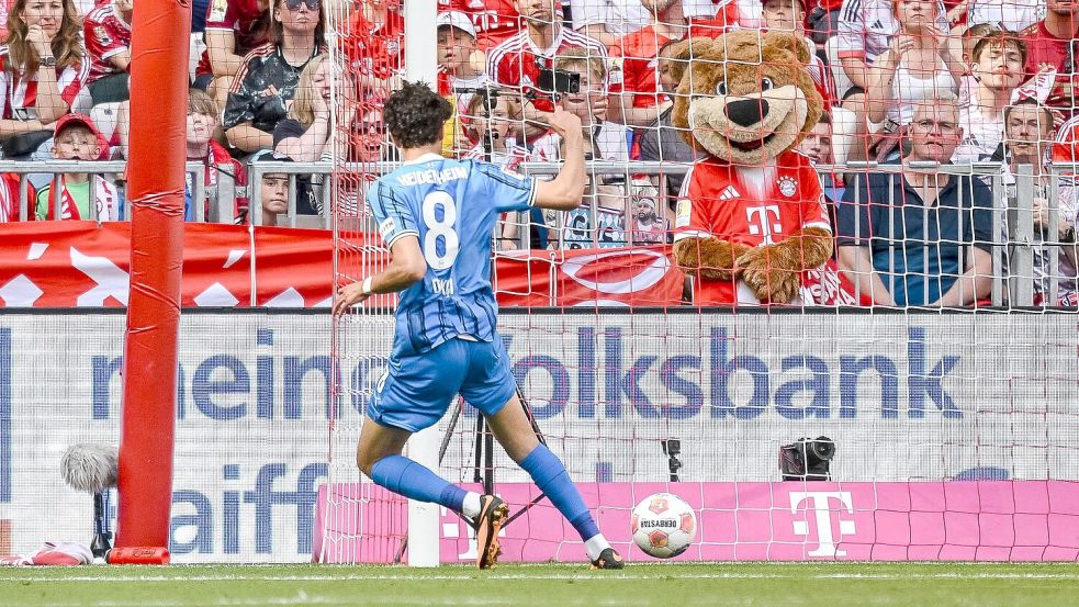 Eren Dinkçi schiebt den Ball zum Heidenheimer 2:0 ins Tor. Foto: Harry Langer
