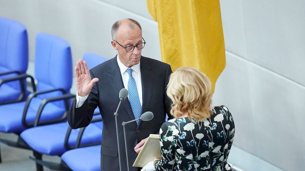 Vor rund einem Jahr legte Merz seinen Amtseid ab. (Archivbild) Foto: Kay Nietfeld