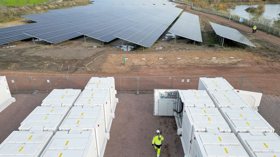 Batteriespeicher können Schwankungen bei Solar- und Windstrom ausgleichen. (Archivbild) Foto: Jan Woitas