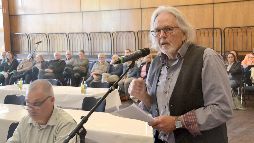 Wilhelm Reinkens (FW) Vorschlag, eine Neubaustrecke nach Leer zu prüfen, scheiterte im Ausschuss. Neben ihm sitzt Detlev Krüger, ebenfalls FW. Foto: Aiko Recke