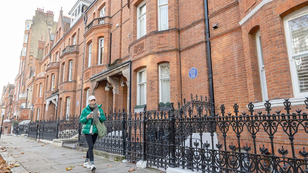 Im Straßenbild deutlich sichtbar: Viele „Blue Plaques“ hängen an den Häuserfassaden. Foto: IMAGO / News Licensing