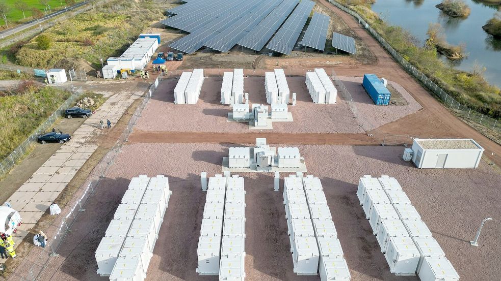 Batteriespeicher und Solaranlagen ergänzen sich zwar, entwickeln sich aktuell aber in unterschiedliche Richtungen. (Archivbild) Foto: Jan Woitas