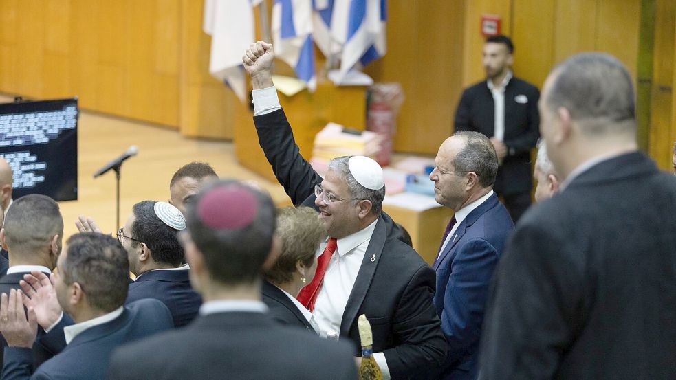 Israels rechtsextremer Polizeiminister Itamar Ben-Gvir feiert im Parlament die Verabschiedung des umstrittenen Gesetzes zur Einführung der Todesstrafe für Terroristen. (Archivbild) Foto: Itay Cohen