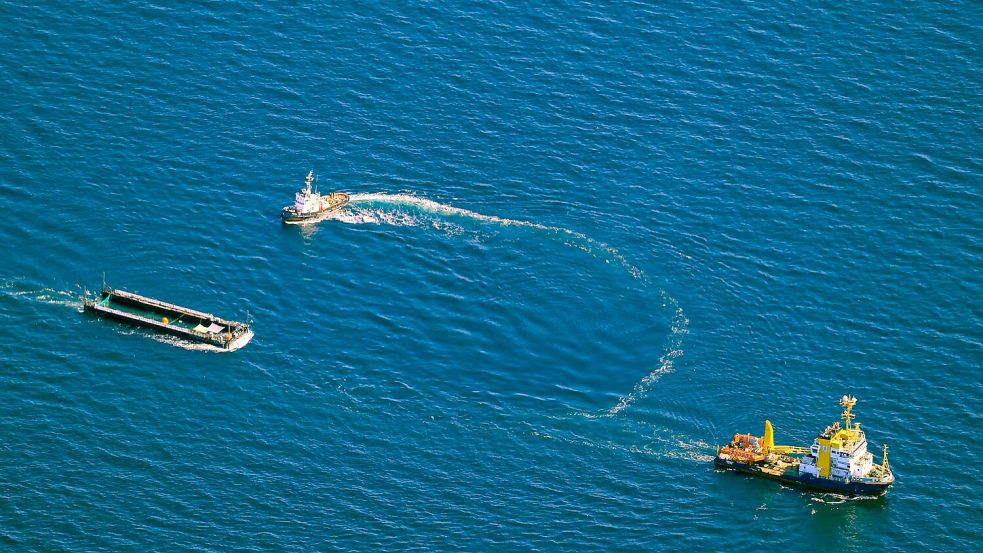 Zum Konvoi zählten zwei große Schiffe: Das Mehrzweckschiff „Fortuna B“ (rechts) und der Schlepper „Robin Hood“ (oben) sowie der Lastkahn, auch Barge genannt (links). Foto: Christoph Reichwein