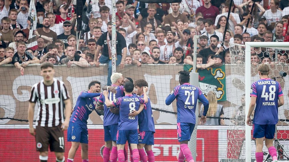 Die Mainzer bejubeln den Treffer zum 1:0 in Hamburg. Foto: Christian Charisius
