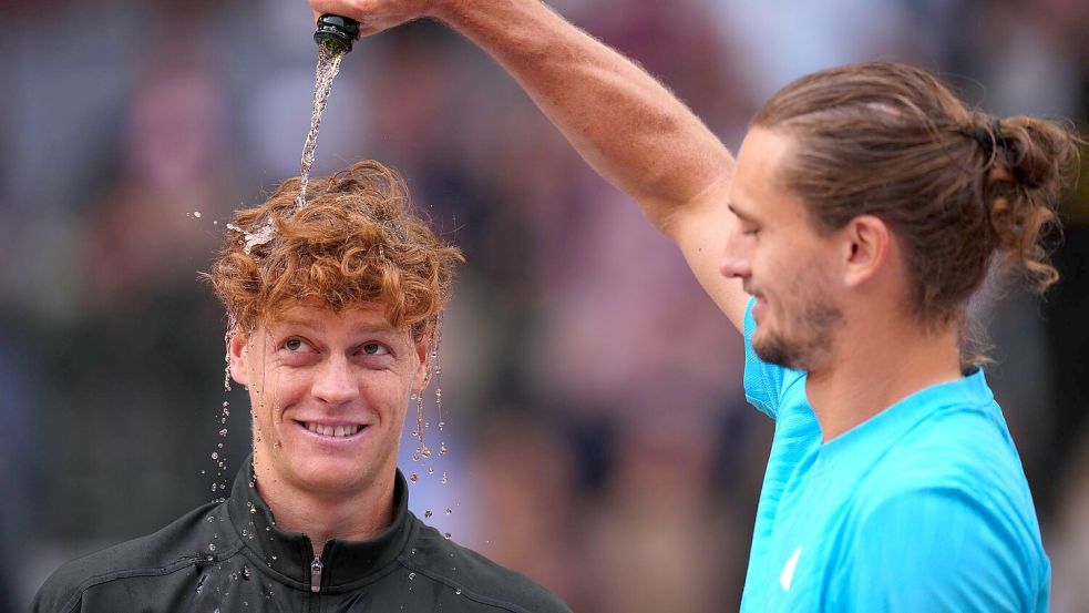 Zverev begießt Sinner mit Champagner. Foto: Manu Fernandez