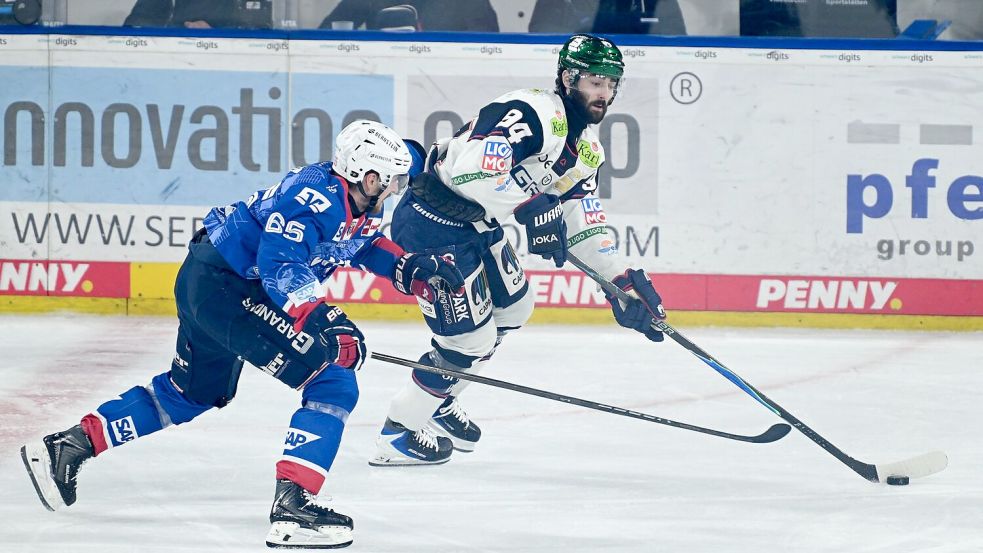 Einen Schritt voraus: Berlins Liam Kirk im Laufduell mit Marc Michaelis von den Adlern. Foto: Florian Wiegand