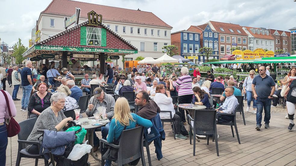 Der Marktplatz war voller Pflanzen, die Cafés voller Menschen. In Aurich war am Sonntag viel los. Foto: Karin Böhmer