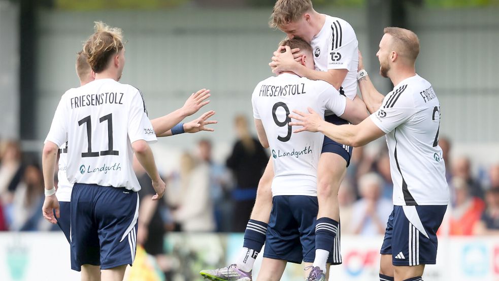 Riepes Jannes Popp (Nummer 9) durfte sich nach zwei eigenen Treffern feiern lassen. Er stellte mit dem 1:0 gegen Suurhusen die Weichen auf Sieg. Am Ende hieß es 5:1. Fotos: Jens Doden, Emden