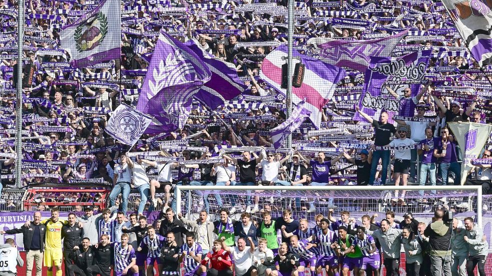 Alle gemeinsam: Die Mannschaft des VfL, Trainer, Verantwortliche und Staff mit den Fans im Rücken. So schafften es die Osnabrücker in die 2. Bundesliga. Foto: Helmut Kemme