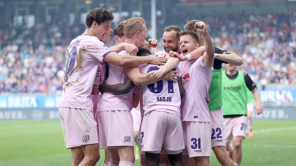 Jubel nach dem Ausgleich: Ismail Badjie leitete mit seinem Tor zum 1:1 die Wende für den VfL Osnabrück beim 3:2 in Wiesbaden ein. Foto: IMAGO/HMB Media/Claus