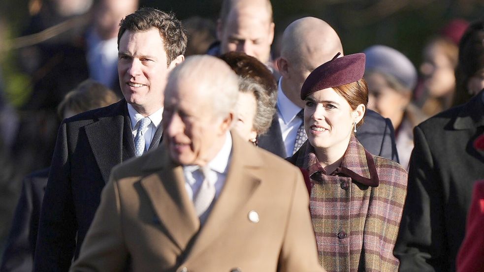König Charles (Mitte) mit seiner Nichte Prinzessin Eugenie und deren Mann Jack Brooksbank. (Archivbild) Foto: Aaron Chown
