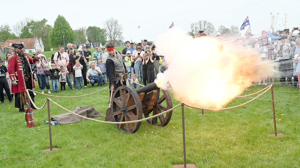 Der Greetsieler Hafen verwandelte sich am Sonntag, 3. Mai 2026, in ein Piratengebiet. Die Piraten zündeten sogar eine Kanone. Foto: Heinz Wagenaar