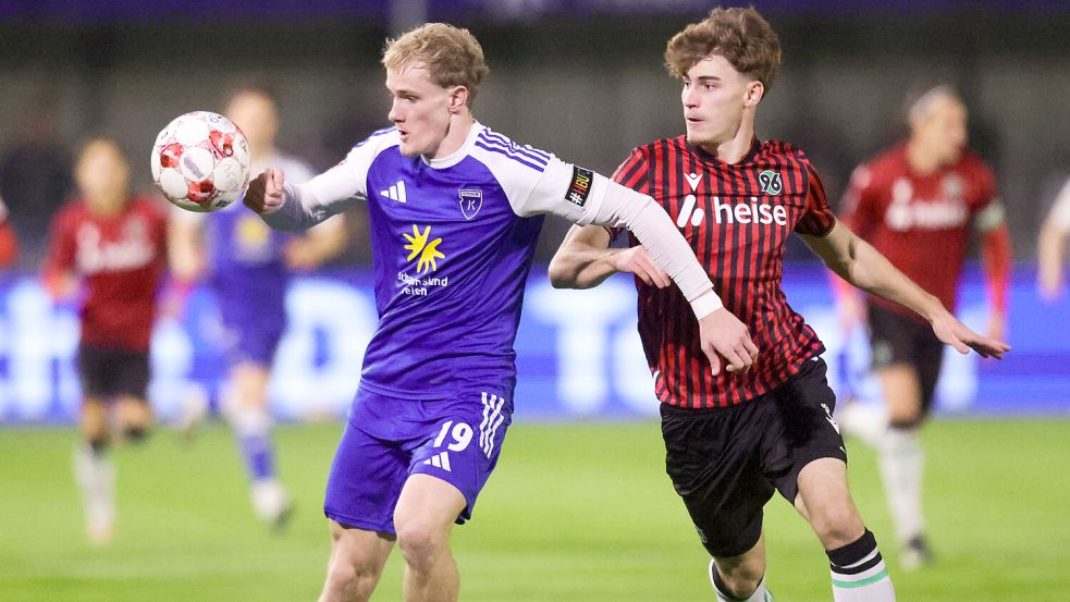 Das Hinspiel verlor Kickers Emden (links Theo Schröder) gegen Hannover 96 II mit 0:1. Archivfoto: Jens Doden/Emden