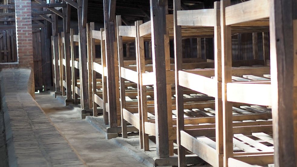 Ein Blick in eine der wenigen erhaltenen Lagerbaracken in Auschwitz Birkenau. Die Menschen wurden hier unter extrem schlechten Bedingungen zusammengepfercht. Foto: Hannah Weiden