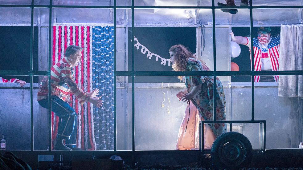 Der Moment vor der Katastrophe: Stanley Kowalski (Jan Friedrich Eggers) und Blanche DuBois (Susann Vent-Wunderlich) treffen allein aufeinander, und für Blanche geht die Sache nicht gut aus. Foto: Stephan Glagla