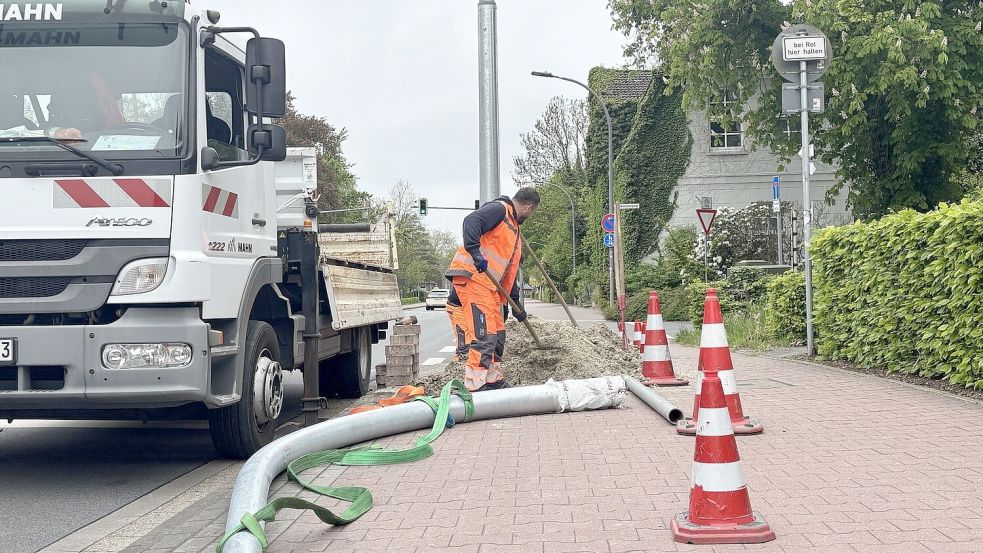 An der Von-Jhering-Straße in Aurich soll bald eine Vor-Ampel mehr Aufmerksamkeit auf die Fußgängerampel in Höhe der Friedhofstraße erregen. Am Montag, 4. Mai begann der Aufbau der Anlage. Foto: Mieke Matthes