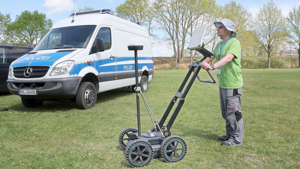 Experten suchen das Grundstück ab. Foto: Bernd Wüstneck