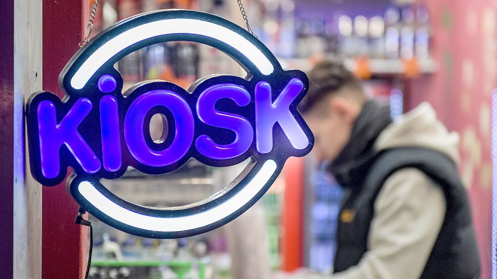 Ein Jugendlicher kauft in einem Kiosk ein. Foto: DPA