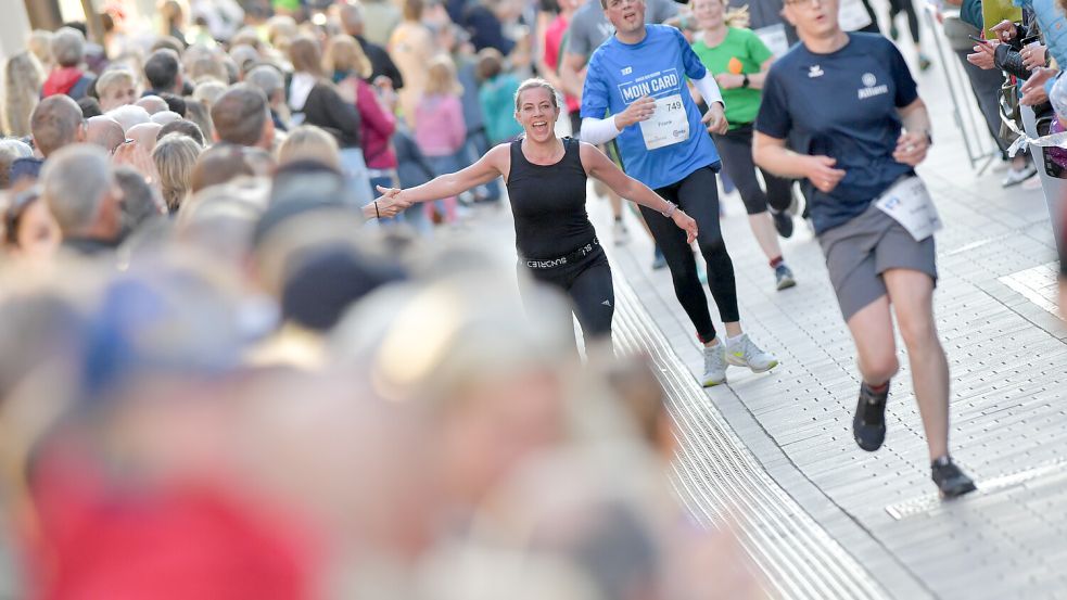 Wie im Vorjahr erwartet die Läuferinnen und Läufer im Zieleinlauf in Aurich ein großer Empfang. Archivfoto: Klaus Ortgies