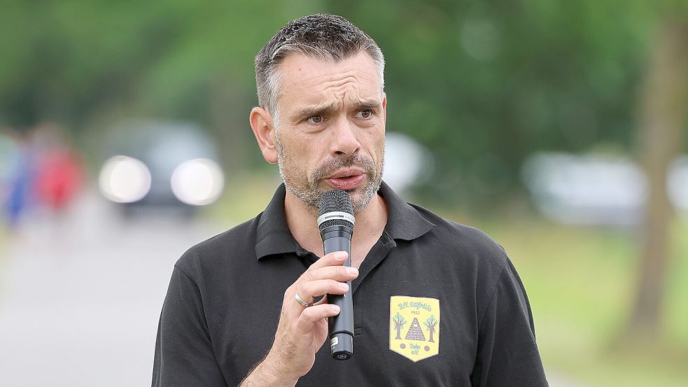 Auch ein Talent von Gert Mimke Köllmann. Hier moderiert er den Boßelcup in Rahe. Foto: Wilfried Gronewold