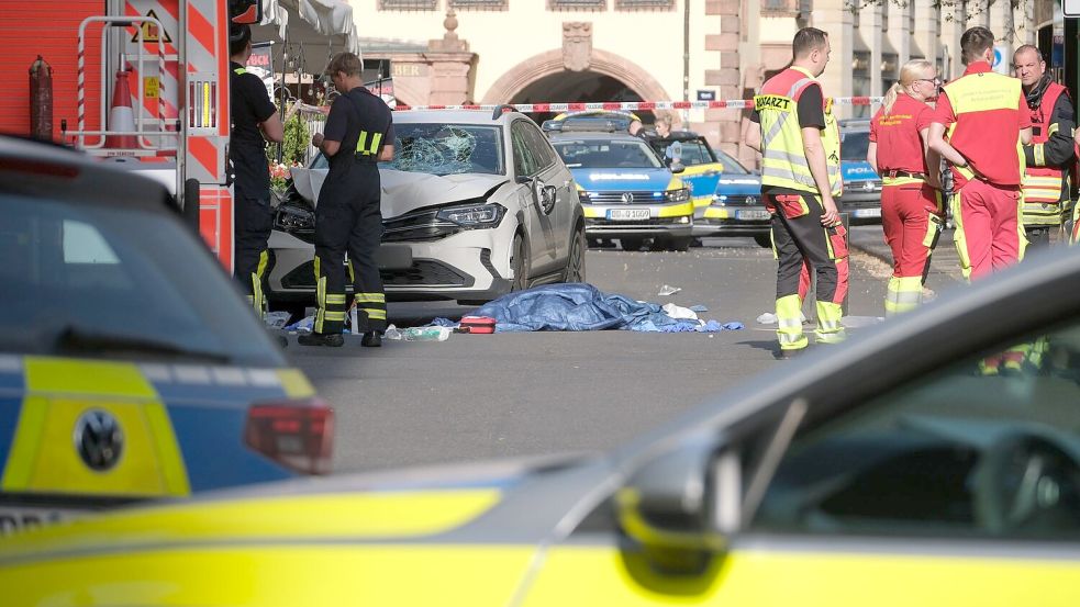 In Leipzig ist ein Auto in mehrere Menschen gefahren. Foto: Sebastian Willnow/dpa