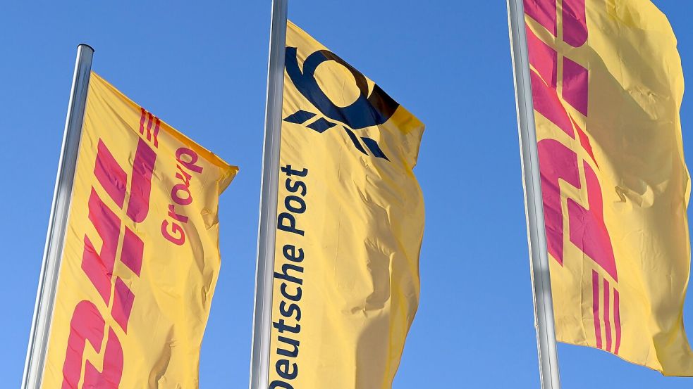 Eine Deutsche-Post-Fahne an der Konzernzentrale, umrahmt von DHL-Fahnen. Foto: Wolf von Dewitz/dpa