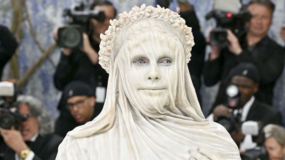 Model Heidi Klum erschien verkleidet als Statue zur Met-Gala. Foto: Evan Agostini