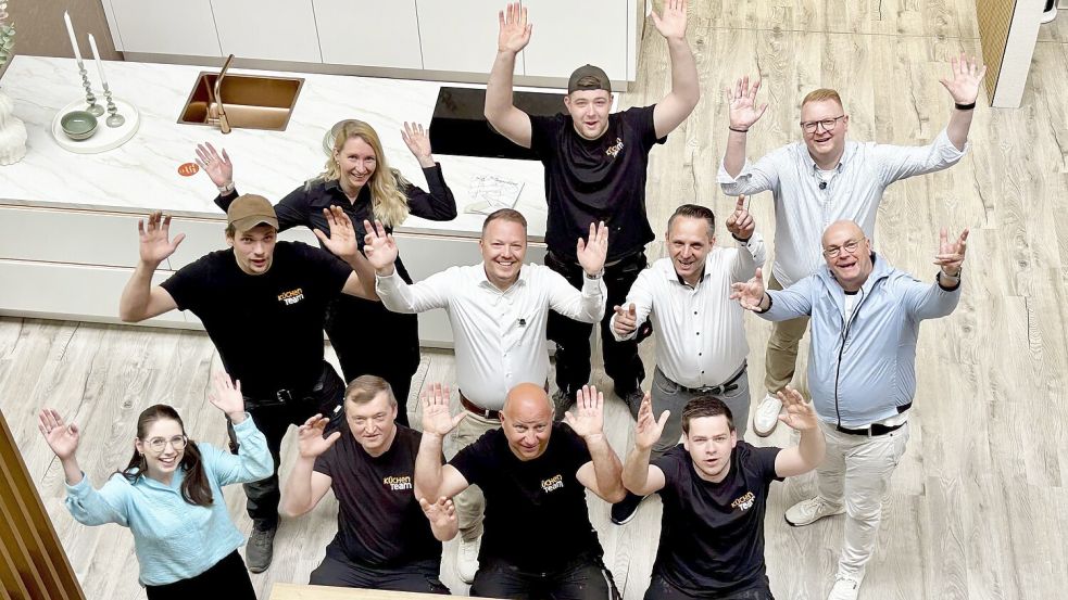 Engagiert und mit viel Freude bei der Arbeit: Das Küchenteam in Leer feiert den fünften Geburtstag. Foto: Freese