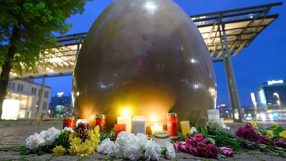 Es wird der Todesopfer gedacht. Foto: Hendrik Schmidt
