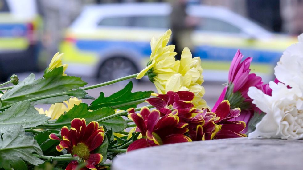 An der Zufahrt zur Grimmaischen Straße wurden Blumen abgelegt. Foto: Hendrik Schmidt