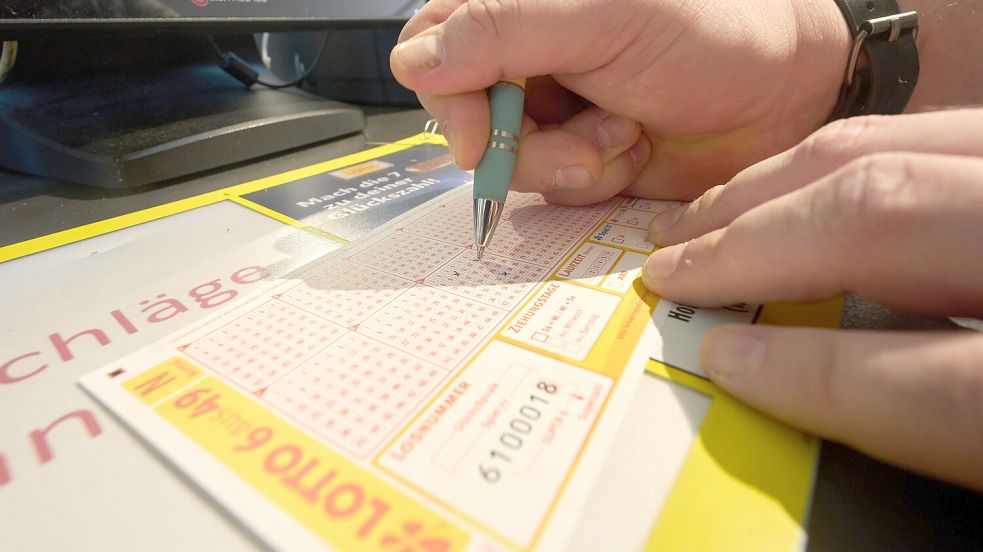 Ein Lottospieler füllt in einer Lotto-Annahmestelle einen Spielschein aus. Foto: DPA