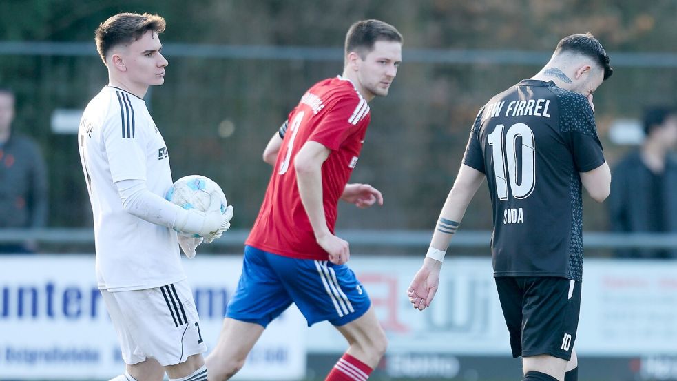 Torwart Jan Rohe (links) ist der große Rückhalt des TV Dinklage. Das Foto zeigt ihn im Vorjahr beim Spiel gegen GW Firrel. Foto: Jens Doden