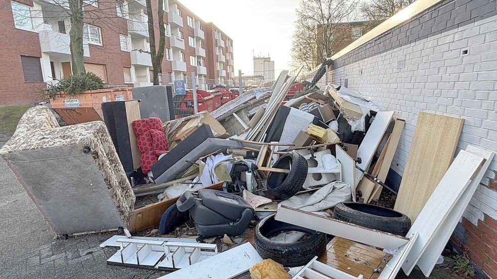 Um solche Sperrmüll-Berge, wie hier Anfang 2025 an der Popenser Straße in Aurich, zu vermeiden, fordern die Grünen eine kostenlose jährliche Abfuhr.Foto: Mieke Matthes