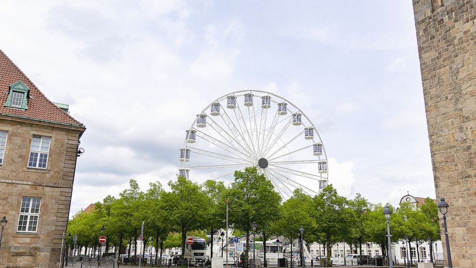 OS: Maiwoche 2026 Aufbau Buden Riesenrad Symbolbild Foto: Sebastian Dannenberg