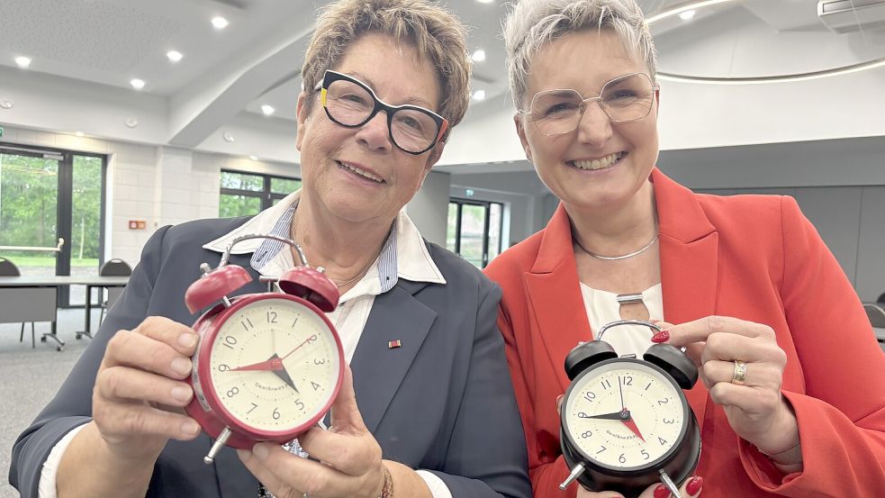 Die Nostalgie-Wecker verschenkte Leukins scheidende Vorsitzende Anna Fennen (links) an die Leukin-Mitglieder zum Abschied. Die Botschaft: Die Zeit war schön, aber sie bleibt nicht stehen. Der Verein geht mit seiner neuen Vorsitzenden Karin Fennen (rechts) in die Zukunft. Foto: Marion Janßen