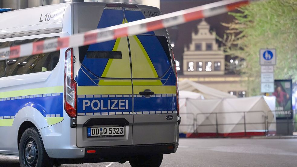 Das Umfeld des Tatorts bleibt noch bis zum späten Dienstagnachmittag gesperrt, weil die Polizei dort Spuren sichert. Foto: Hendrik Schmidt