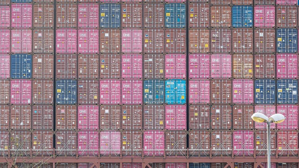Auf die größten Schiffe passen rechnerisch mehr als 24.000 Standardcontainer. (Archivbild) Foto: Markus Scholz