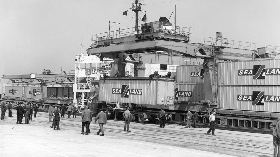 Im Mai 1966 wurden die ersten Container in einem deutschen Hafen an Land gebracht - in Bremen. Foto: -/BLG LOGISTICS/dpa
