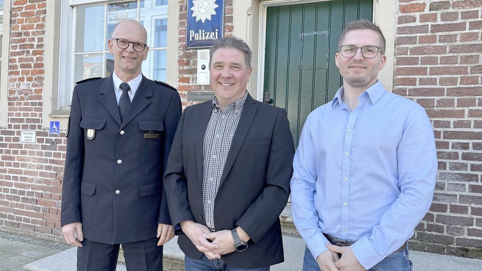 Polizeioberrat Ingo Brickwedde, Leiter des Polizeikommissariats Norden, Erster Kriminalhauptkommissar Michael Pape, Leiter des Kriminal- und Ermittlungsdienstes, und Kriminaloberkommissar Arthur Hopp, Spezialist für Ermittlungen im Bereich Betrug und Internetkriminalität, präsentierten die Kriminalstatistik. Foto: Rebecca Kresse