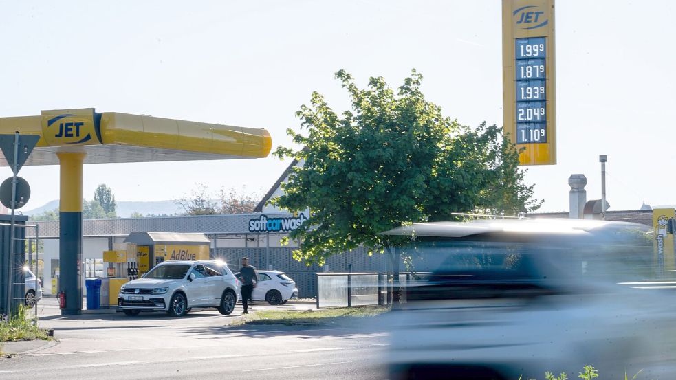 Vormittags fallen die Spritpreise teilweise unter 2 Euro. (Archivbild) Foto: Pia Bayer/dpa